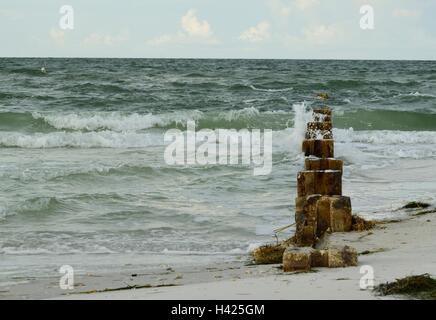 Onde pesanti in rotolamento su vecchi pilastri di cemento. Foto Stock