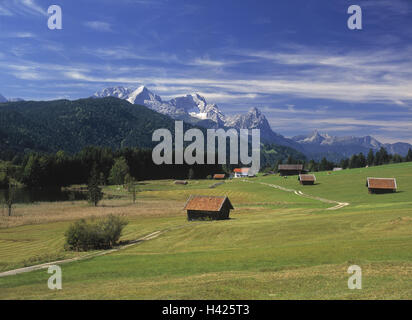 Germania, Werdenfels, Krün, Gerold, Geroldsee, pascoli di montagna, gamma di Wetterstein, Europa, Baviera, Baviera superiore, il paesaggio di montagna, montagne, Zugspitzes, Alpspitze, Waxenstein, prati, fienili, modo, vicolo del paese, la natura, il riposo, il silenzio, rurally Foto Stock