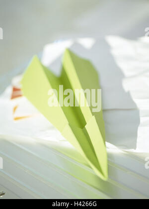 Piani di carta, verde , carta piegata, aereo, gioco, aeroplano di carta, play, la piegatura di arte, giocattoli, facilmente, volare, glide, float, passatempo, noia, creatività, icona, concezione, pronto per una vacanza, viaggio in aereo, wanderlust, still life, materiale di registrazione Foto Stock