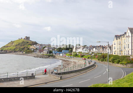 Il Welsh cittadina balneare di Criccieth in Cardigan Bay, Gwynedd, Wales, Regno Unito Foto Stock