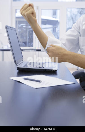 Scrivania, laptop, carta, imprenditore, dettaglio, mani, manicotti, rotola, Office, business, uomo, maglietta, aufkrempeln, record, penna, computer, contratto vicino di escrow, concetto, determinazione, energia, energia, lavoro furia, con successo, impegno, Foto Stock