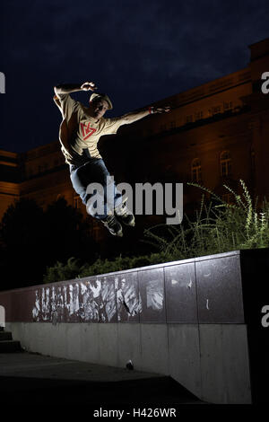 L'uomo, Inlineskates, jump, notte, Parete, scooter Bl addio, Inlineskater, sport, hobby, proficiency, abilità, Azione, svago, divertimento, dynamics, attività, Funsport, trend sport di tendenza, scooter Bl addio, Skater, freak, parco, sport di tendenza, Warren Digne, salti, Foto Stock