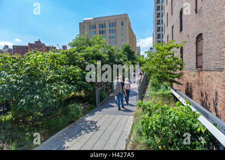 La gente camminare e godere la città di New York High Line Park. Foto Stock