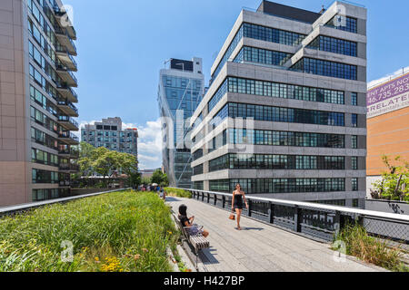 La gente camminare e godere la città di New York High Line Park. Foto Stock