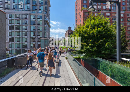 La gente camminare e godere la città di New York High Line Park. Foto Stock