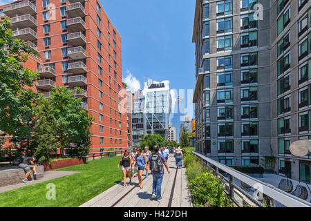 La gente camminare e godere la città di New York High Line Park. Foto Stock