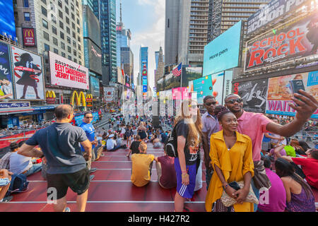 I turisti tenendo selfies in Times Square a New York City e New York. Foto Stock