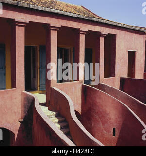 Il Senegal, Capo Verde, Ile de Goree, casa, scale rising, Africa occidentale, Africa, isola, isola di roccia, slave island, edificio, storicamente, rosso, slave house, commercio di schiavi, scale, lievitazione, museo, architettura, luogo di interesse storico, nessuno, Foto Stock