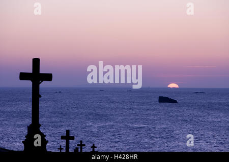 Francia, Bretagna, Finisterre, Cote d'Abers, Pointe du Landunvez, Trémazan, croce, silhouette, tramonto, atmosfera serale, Foto Stock