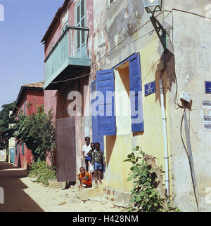 Il Senegal, Capo Verde, Ile de Goree, vista locale, bambini, Africa occidentale, Africa, isola, isola di roccia, slave island, luogo, vista città, street lane, case, case, luminosamente, vecchio, dalle intemperie, persone Senegaleses, di carnagione scura, ragazzi, play, felice, curiosamente, esterno, Foto Stock