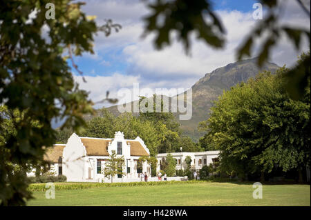 Sud Africa, west cape, Stellenbosch, Country Lodge Guest House, parco, montagna, cielo nuvoloso, città, vista città, edificio, case, Vittoriano, storicamente, architettura in stile coloniale e business hotel, casa di imbarco, guest house, guesthouse, alloggio, pernottamento, Winelands, area vitivinicola, prati, alberi al di fuori, persone, ospiti, Africa, Foto Stock