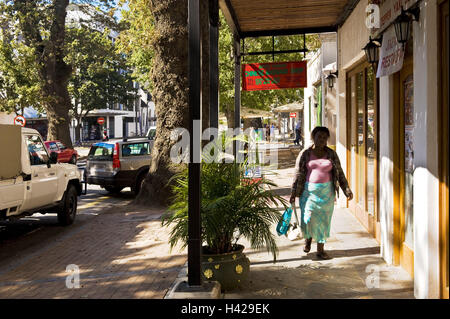 Sud Africa, west cape, Stellenbosch, vista città, passante, città, scene di strada, street, sentiero, retail, bar, negozi, negozi, area vitivinicola, Winelands, persona, donna, non bianchi, Africana, la vita quotidiana, fare acquisti, alberi, automobili, Africa Foto Stock