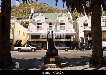 Sud Africa, west cape, False Bay, Città di Simon, vista città, statua, Africa, la provincia del Capo, Cape Peninsula, base navale, città, Simonstown, regione vinicola, area vitivinicola, la costruzione di case, storicamente, architettura vittoriana, stile coloniale, negozi, negozi, locali core, street, turismo, monumento, scultura, palme, montagna, nessuno, Foto Stock