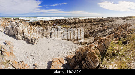 Sud Africa, west cape, montagna di oltre, cape Agulhas, costa, rock, mare, cielo nuvoloso, Africa, la provincia del Capo, Cape Peninsula, ago cape, natura, mare, acqua, paesaggi, paesaggi costieri, bile lo scenario, bile, formazioni rocciose, schisi, turismo, destinazione destinazione di vacanza, nessuno, deserte, solitudine, larghezza, distanza, Horizon, Foto Stock