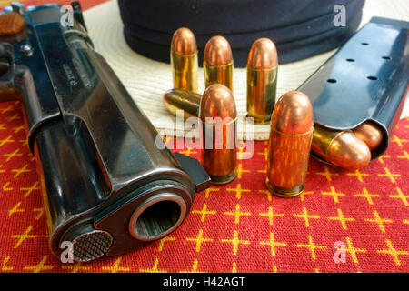 Un puledro .45 ACP auto pistola automatica modello 1911 e proiettili Foto Stock