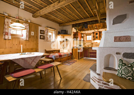 Austria, Carinzia, capanna in legno, all'interno, tabella, camino, Foto Stock