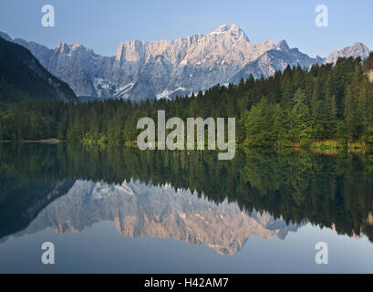 L'Italia, Julische Alpi, sul Lago Laghi Tu Fusine, Mangart, legno, mirroring Foto Stock