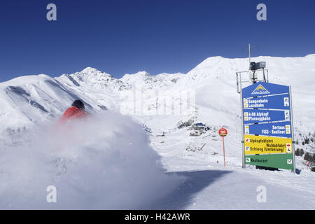 Austria, Tirolo, Serfaus, Komperdell, pista di sci, segnaletica, sciatore, neve, alpi, montagne, montagne, stagione invernale, neve, coperta di neve, sport invernali, sport invernali, sci area, turismo, turismo, hobby, tempo libero, vacanze sugli sci, neve polvere, segni, sport, sci, Foto Stock