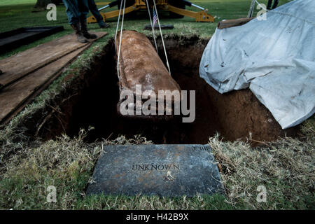 Uno scrigno che trasportano il rimane non identificato di un soldato nordamericano è sollevato dalla sua tomba presso il National Memorial Cemetery del Pacifico Ottobre 3, 2016 a Honolulu, Hawaii. La DPAA sono il trasporto della salma a un laboratorio per analisi del DNA con la speranza di identificare i resti. Foto Stock