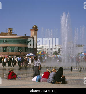 Cina, regione Sinkiang, framing, anche, alla Moschea Id Kah Square, pozzi, passanti, nessun modello di rilascio, Asia Silk Road, Xinjiang, Kashi, vista città, città, centro citta', edificio, fontana, fontane, spazio e il piazzale antistante la moschea Idkah, mercato, Bazaar, persona, esterno, Foto Stock