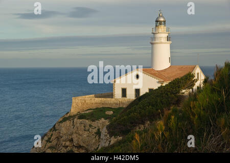 Spagna, Maiorca, Punta de Capdepera, faro, le isole Baleari, Isole Baleari isola, regione costiera, bile costa, costa scoscesa, torre faro rotante, segnale di svasatura, destinazione, turismo invernale, con vista sul mare, larghezza, distanza, Horizon, Foto Stock