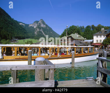 Germania, Berchtesgadener paese, Schönau nel Königssee, porto, escursione in barca, turisti, Europa, Berchtesgaden, Berchtesgadener alpi, lago, centro turistico, barca, imbarcazione turistica, turismo, estate Foto Stock