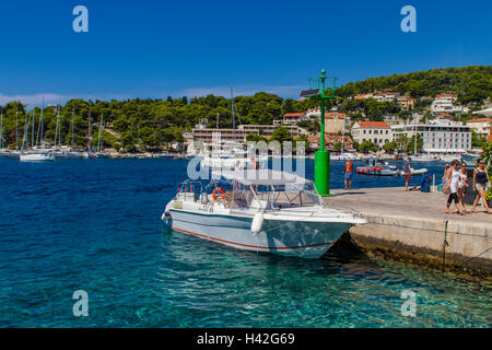 STARI GRAD, Croazia - 8 Settembre 2014: le persone non identificate in Stari Grad all'isola di Hvar, Croazia. Isola di Hvar è popolare turi Foto Stock