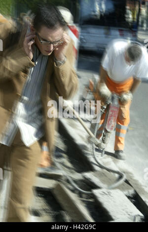 La costruzione di strade, lavoratore, martello pneumatico, passante, orecchie tenere chiusi, blur road lavoratore edile, uomo, lavoro, tar, pavimentazione, asfalto, Stemmhammer, Attrezzo pneumatico, terminazione anomala howler, rischio per la salute, arthralgias, effetti tardivi, pedoni, uomo, g Foto Stock