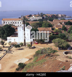 Il Senegal, Capo Verde, Ile de Goree, ubicazione fort, visualizzare il fort d'Estrees, porto, mare, Africa occidentale, Africa, isola, isola di roccia, slave island, commercio di schiavi, vista panoramica locale, luogo, case, case, casa di tetti, impostazione coloniale, radio e montante di sollevamento montante di sollevamento, montante di mimetizzazione, sotto mentite spoglie, camouflage, "palm", panoramica, Foto Stock