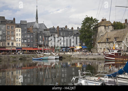 Francia, Normandia, Honfleur, porto vecchio, "Vieux bacino", città, townscape, porta, case, edifici, pittorescamente, vecchio porto di bacini, stivali, idillio, barche a vela, veliero, facciate di case, obliquo-lamierata, porto promenade, ristoranti, attività di pesca i pescherecci con reti da traino, chiesa, Steeple, banda di legno, Ste-Cathérine, Foto Stock