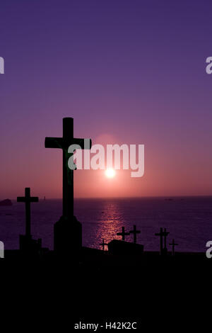 Francia, Bretagna, Finisterre, Cote d'Abers, punto Landunvez, cimitero, tomba croci, silhouette, tramonto, Foto Stock