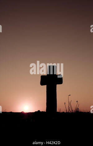 Francia, Bretagna, Finisterre, Cote d'Abers, punto Landunvez, Trémazan, croce, silhouette, tramonto, atmosfera serale, Foto Stock