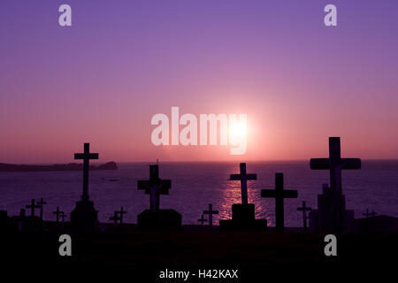 Francia, Bretagna, Finisterre, Cote d'Abers, punto Landunvez, cimitero, tomba croci, silhouette, tramonto, Foto Stock