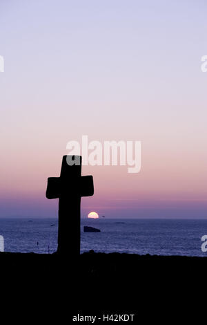 Francia, Bretagna, Finisterre, Cote d'Abers, Pointe du Landunvez, Trémazan, croce, silhouette, tramonto, atmosfera serale, Foto Stock