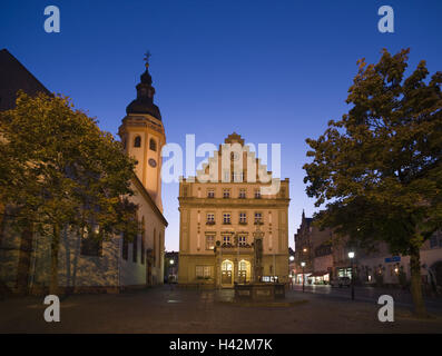 Germania, Baden-Württemberg, Karlsruhe, Durlach, il mercato, il municipio, la chiesa del paese, crepuscolo, Foto Stock