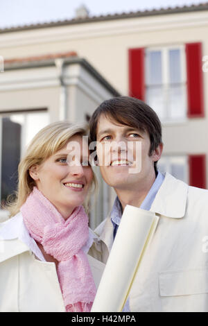 Casa, giovane, giovani, piano, con orgoglio, ritratto, real estate, architetto del piano, contently, rendita di vecchiaia, lo sguardo al di fuori, visita, moglie, marito, coppia sposata, proprietà casa residenziale, successo, acquisire, felice, investimento, felice, investimenti, amore, lifestyle, edificio di nuova costruzione, i piani per il futuro, insieme, live, contently, home, futuro, insieme, Foto Stock