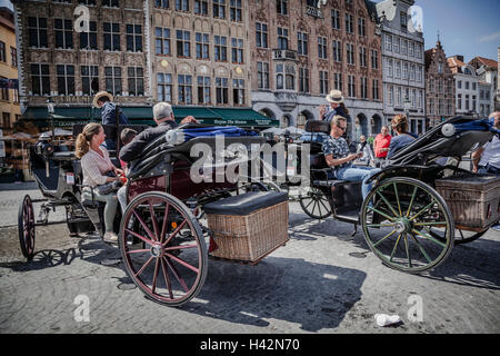 Carrozze trainate da cavalli in Bruge, Belgio Foto Stock