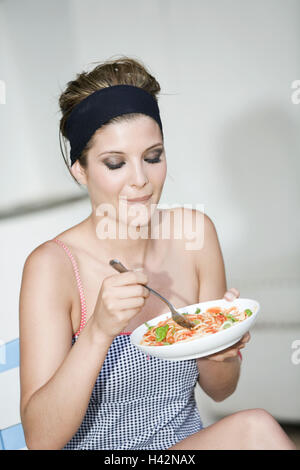 Donna, giovane, spaghetti, mangia, ritratto, Foto Stock