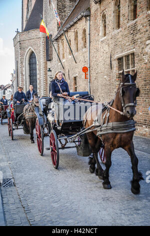 Carrozze trainate da cavalli in Bruge, Belgio Foto Stock