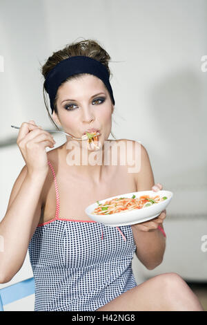 Donna, giovane, spaghetti, mangia, ritratto, Foto Stock