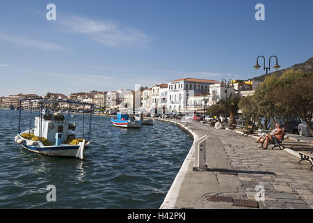 Lungomare del Porto, città di Samos, Vathi, isola di Samos, isola del Mediterraneo, Grecia, Europa Foto Stock