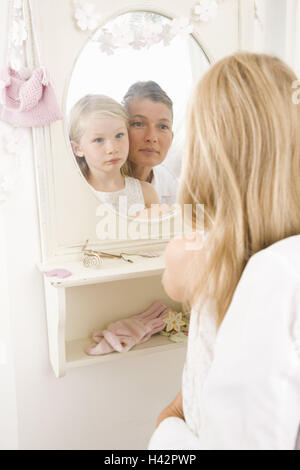 Madre e figlia, sguardo specchi, seriamente, riflessione, volti somiglianza, appartamento, vivai, parete di specchi, famiglia, persone, donna, 40-50 anni, i genitori singoli, bambino, confronta le ragazze, 4 anni generazioni, caratteristiche, bellezza, naturalezza, insieme con orgoglio, prove, premurosamente, età, amore, maternità, affetto madre-amore, la cura e il benessere, l'infanzia, a casa, interno, Foto Stock