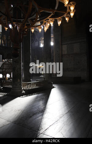Turchia, Istanbul, Hagia Sophia, precedentemente noto come chiesa, oggi museo, Sunray, vista interna, cultura, fede, religione, struttura, storicamente Ayasofya, Sophienkirche, costruzione sacra, bizantina, architettura, UNESCO-patrimonio culturale mondiale, architettura, la chiesa, la moschea, il museo, luogo di interesse storico, luce e ombra e luce di incidenza, cupo, candelabro, nessuno, all'interno, Foto Stock