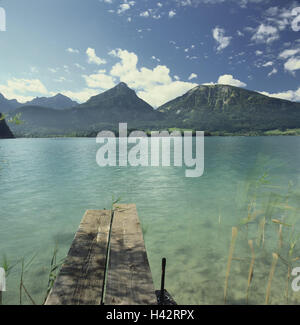 Austria, Salzkammergut, St. Wolfgang, Wolfgang's lake, pontile in legno, scenario, visualizzare, acqua, lago, cielo, nuvole, sole, montagne, tavole di legno, deserte, Foto Stock