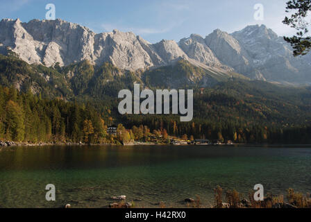 In Germania, in Baviera, Werdenfels, Eibsee, montagne, funivia, Zugspitze, autunno, Alta Baviera, alpi meteo pietra, gamma di Wetterstein, montagne, montagna del massiccio, paesaggio di montagna, acque, lago, lago di montagna, lago alpino, Eibsee funivia, autunno paesaggi, paesaggi, legno, colorazione autunnale, autumnally, stagione, nessuno, mezzi di trasporto, destinazione, turismo, natura, Foto Stock