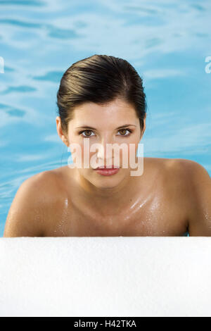 Donna, giovane, margine di piscina, ritratto, visualizza fotocamera, Foto Stock
