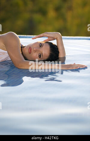 Donna, giovane, margine di piscina, acqua giace, visualizza fotocamera, Foto Stock