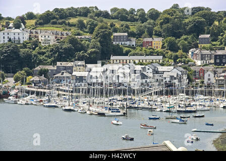 Irlanda, Munster, Kinsale, vista locale, porto, barche a vela, stivali, yacht, luogo, porto posto, case, palazzi, architettura, acqua, sul mare Foto Stock