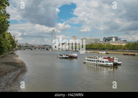 Il Tamigi da Lambeth Bridge, Londra, Inghilterra Foto Stock