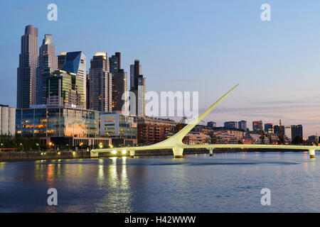 Buenos Aires - 2 Dicembre 2015: vista notturna di Puerto Madero Buenos Aires, Argentina. Cielo blu chiaro, a Buenos Aires, Argentin Foto Stock